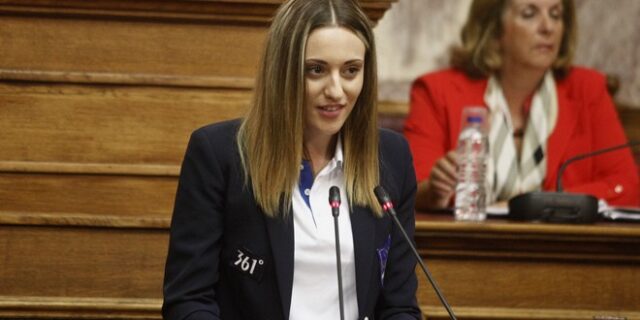 Κορακάκη στη Βουλή: Δεν έχω παράπονα, κάνω έκκληση για τους νέους
