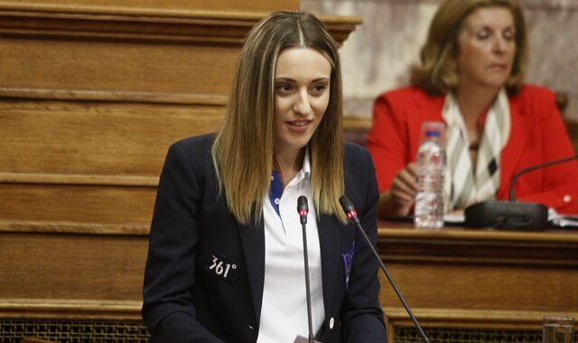 Κορακάκη στη Βουλή: Δεν έχω παράπονα, κάνω έκκληση για τους νέους