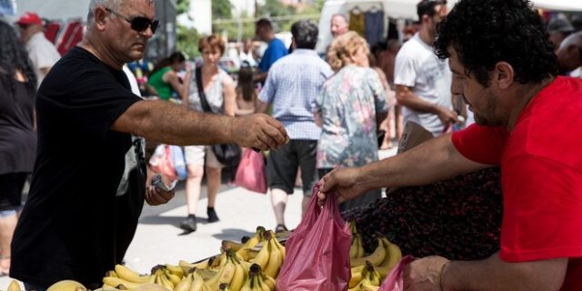 Κουπόνια για τις λαϊκές αγορές ενισχύουν τις ευπαθείς ομάδες