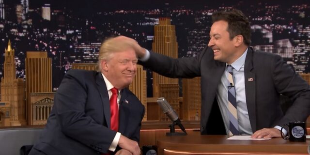 Χαϊδεύοντας άγρια τον Donald Trump