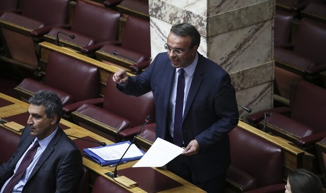 Τι απαντά ο Σταϊκούρας για την πρώην συνεργάτη του στην Τράπεζα Αττικής