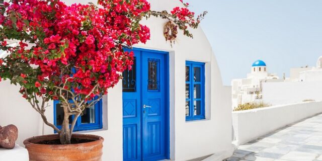 Λιγότερα ταξίδια και λιγότερες ημέρες διακοπών για τους Έλληνες το 2015