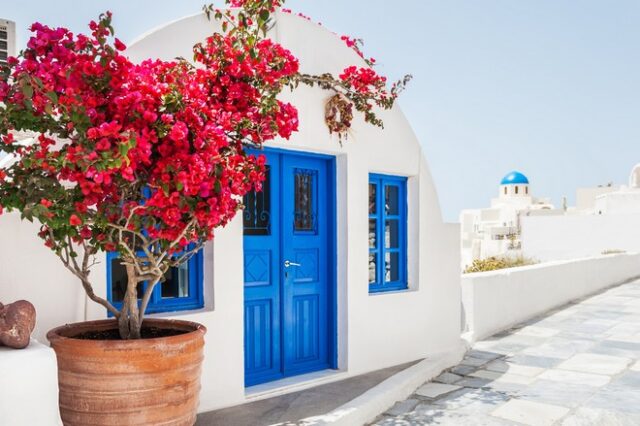 Λιγότερα ταξίδια και λιγότερες ημέρες διακοπών για τους Έλληνες το 2015