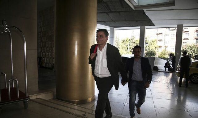 Αισιοδοξία για συμφωνία σε προαπαιτούμενα, όπισθεν ολοταχώς για ‘ακατάσχετο’