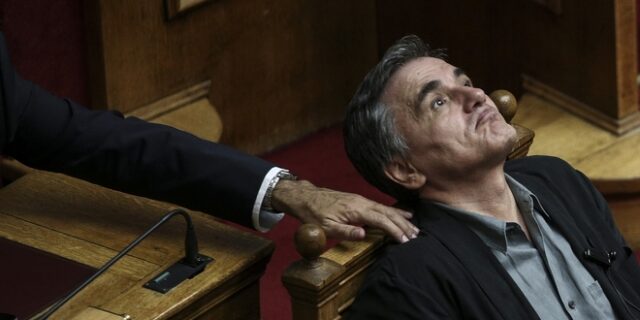 Οι δανειστές παίζουν τον παπά στις πλάτες μας