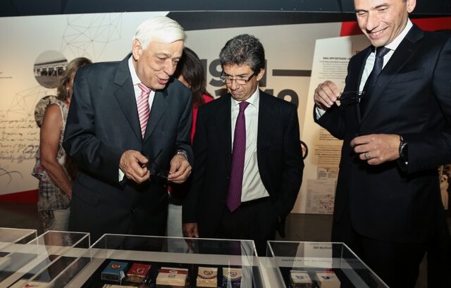 Ένας αιώνας και ακόμη βγαίνει καπνός. Η Παπαστράτος γιορτάζει και σηματοδοτεί τη νέα εποχή στην αγορά του τσιγάρου