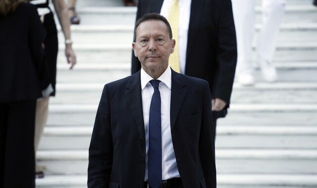 Οργή Στουρνάρα. Καταγγέλλει πόλεμο λάσπης