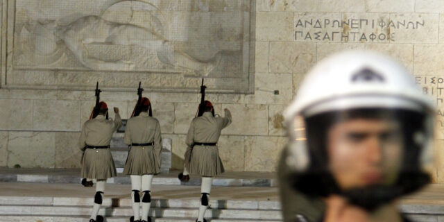Παραδόθηκε νεαρός που ισχυρίζεται ότι έριξε την μολότοφ στους τσολιάδες