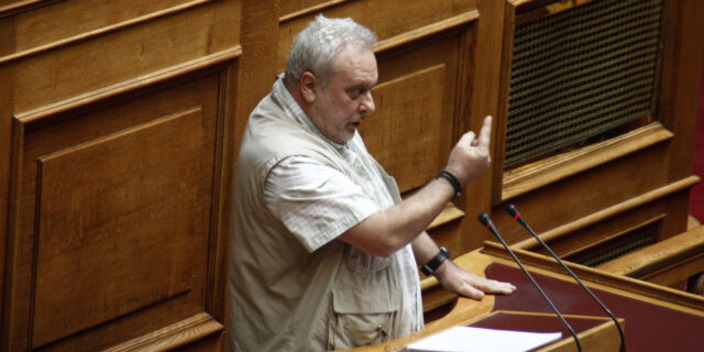 Πιο δεξιά ο… τοίχος