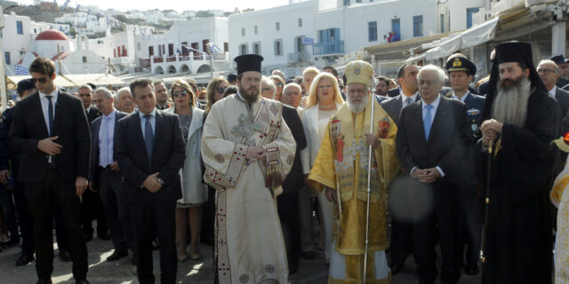 Επίτιμοι δημότες Μυκόνου Παυλόπουλος και Ιερώνυμος