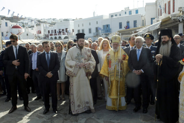 Επίτιμοι δημότες Μυκόνου Παυλόπουλος και Ιερώνυμος