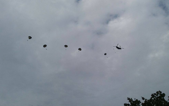 Βίντεο: Άλματα αλεξιπτωτιστών από ελικόπτερα για πρώτη φορά στην παρέλαση