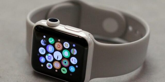 Οι Βρετανοί υπουργοί βγάζουν τα Apple Watch φοβούμενοι Ρώσους κατασκόπους
