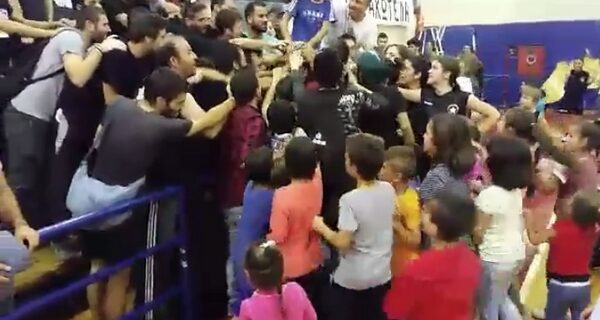 Αστέρας Εξαρχείων: Παίκτριες, οπαδοί και προσφυγόπουλα μαζί στην κερκίδα