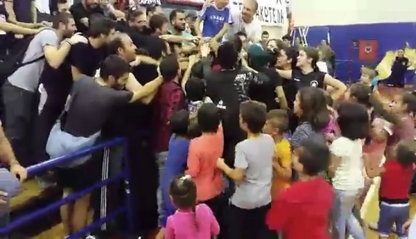 Αστέρας Εξαρχείων: Παίκτριες, οπαδοί και προσφυγόπουλα μαζί στην κερκίδα