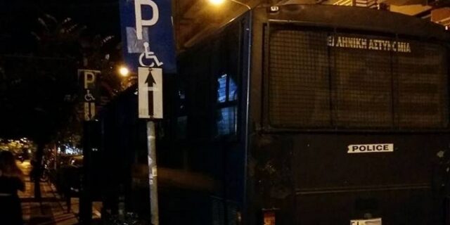Κλούβα της ΕΛΑΣ πάρκαρε σε χώρο στάθμευσης ΑμΕΑ