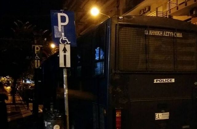 Κλούβα της ΕΛΑΣ πάρκαρε σε χώρο στάθμευσης ΑμΕΑ