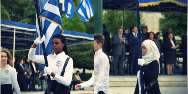 Η ξεχωριστή σημαιοφόρος με τη μαντήλα και ένα ‘πολύχρωμο’ ΟΧΙ στον ρατσισμό