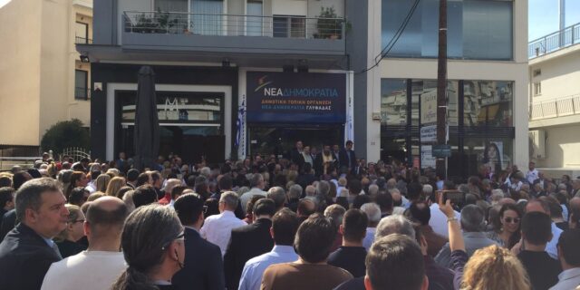 Άνοιγμα από τη Γλυφάδα