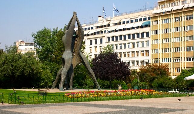 Μυστήριο με κρεμασμένο αλλοδαπό στην πλατεία Κλαυθμώνος
