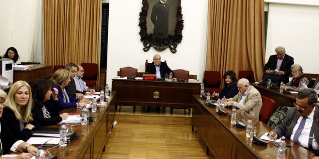 Σύγκρουση με φόντο το ΕΣΡ: Οι μεν αναστέλλουν, οι δε ζητούν κατάργηση