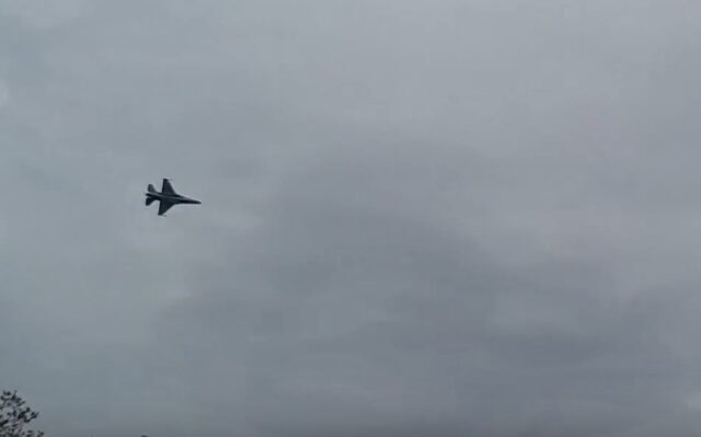 Ο συγκινητικός χαιρετισμός του πιλότου του F-16 που ”έσκισε” τον ουρανό της Θεσσαλονίκης