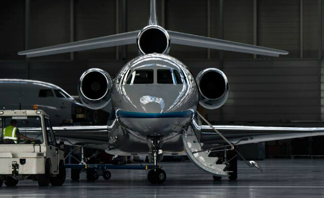 Falcon 8x: Το μεγαλύτερο business jet του πλανήτη ‘βάφτηκε’ πρώτα ελληνικό