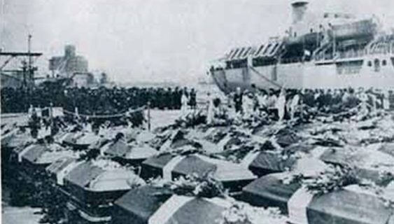 Μηχανή του χρόνου: Τα φέρετρα των Ελλήνων στρατιωτών που πολέμησαν στην Κορέα φθάνουν στο λιμάνι