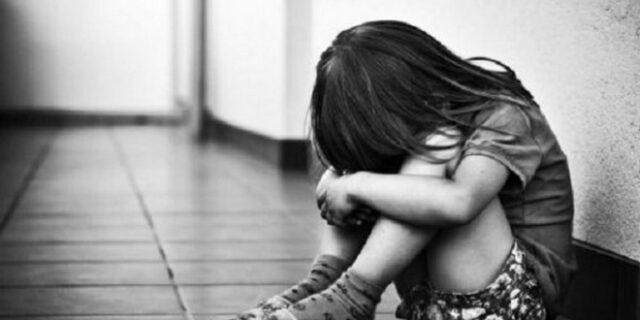 Στη φυλακή ζευγάρι που βασάνιζε τα παιδιά του: Τα χτυπούσε και τα έκαιγε με μεταλλικές βέργες