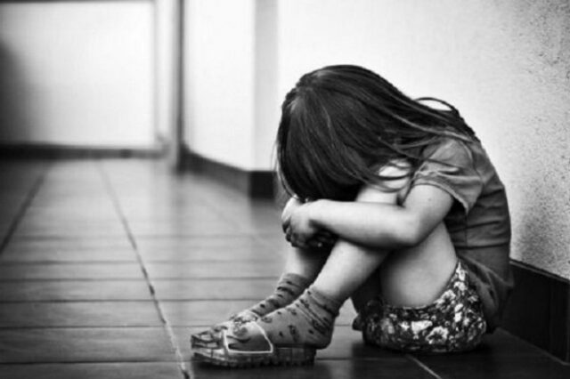Στη φυλακή ζευγάρι που βασάνιζε τα παιδιά του: Τα χτυπούσε και τα έκαιγε με μεταλλικές βέργες