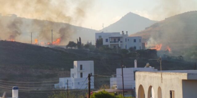Υπό μερικό έλεγχο η πυρκαγιά στην Σύρο. Κάηκε μία αποθήκη
