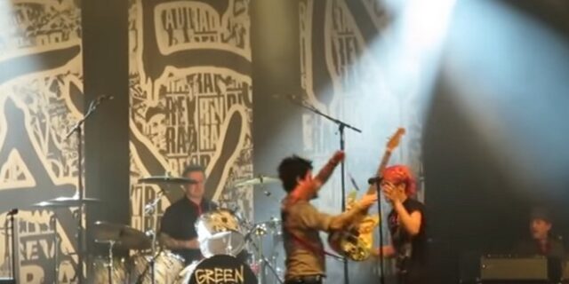 Οι Greenday aνέβασαν fan τους στη σκηνή για να παίξει μουσική μαζί τους