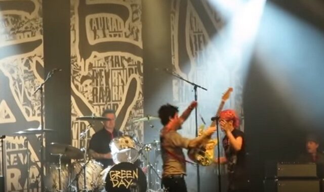 Οι Greenday aνέβασαν fan τους στη σκηνή για να παίξει μουσική μαζί τους