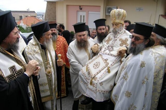 Περιέφεραν καθιστό στο θρόνο του, νεκρό παλαιοημερολογίτη Μητροπολίτη