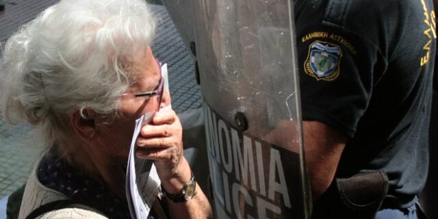 Τα ΜΑΤ ψέκασαν ηλικιωμένη, σύμβολο της αριστεράς