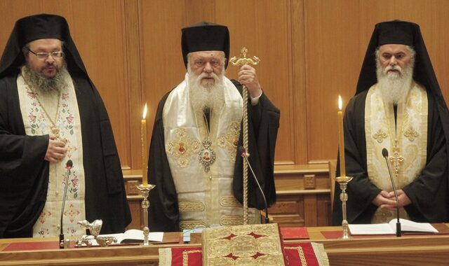 Ο Αρχιεπίσκοπος ‘δανείζεται σκέψεις’ του Μητροπολίτη Σεραφείμ και επιτίθεται στην αριστερά
