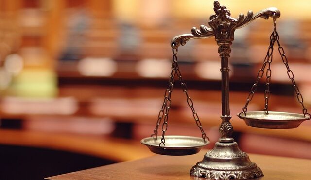 Να σταματήσει το επικίνδυνο παιχνίδι με τη Δικαιοσύνη
