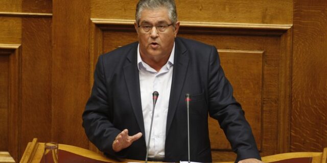 Κουτσούμπας: Ο Μητσοτάκης ‘εξόριστο’ βρέφος, ο Τσίπρας ‘μπαρουτοκαπνισμένος’ 16αρης