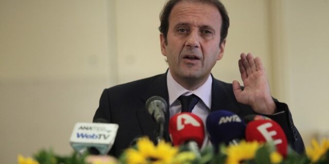Τηλεοπτικές άδειες: Ο Λαζαράτος τώρα κατηγορεί Λιαρέλη και Αντ1