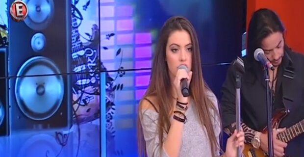Η κόρη του Λιβιεράτου τραγουδάει για πρώτη φορά τηλεοπτικά
