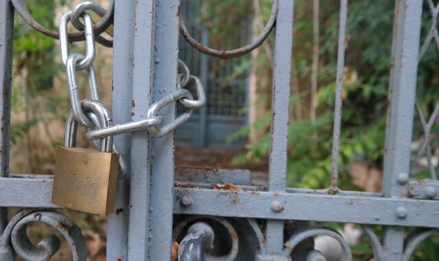 Ακούστε τις κραυγές των επιχειρηματιών, όχι τους πολιτικούς