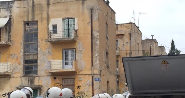 Προσφυγικά Αλεξάνδρας: Πετροπόλεμος από αντιεξουσιαστές που ανέβηκαν στις τάρατσες