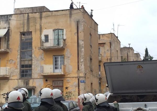 Προσφυγικά Αλεξάνδρας: Πετροπόλεμος από αντιεξουσιαστές που ανέβηκαν στις τάρατσες