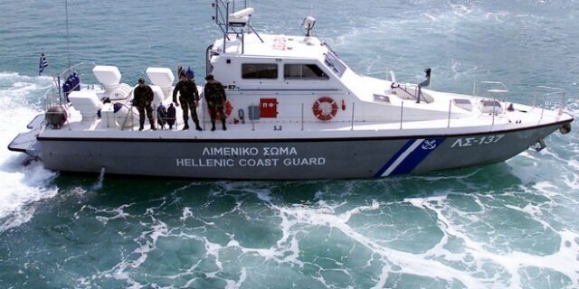 Εντοπισμός 114 παράτυπων μεταναστών σε θαλαμηγό κοντά στην Μήλο