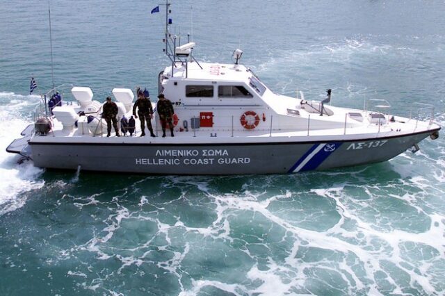 Εντοπισμός 114 παράτυπων μεταναστών σε θαλαμηγό κοντά στην Μήλο