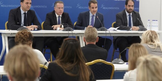Ο Μητσοτάκης δεσμεύεται να μειώσει τη φορολογία κατά 2 δισ. ευρώ