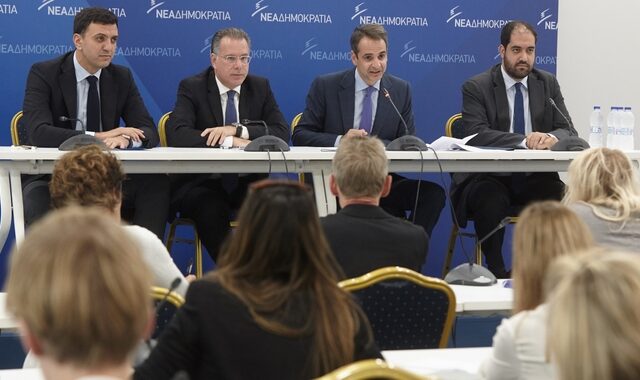 Ο Μητσοτάκης δεσμεύεται να μειώσει τη φορολογία κατά 2 δισ. ευρώ