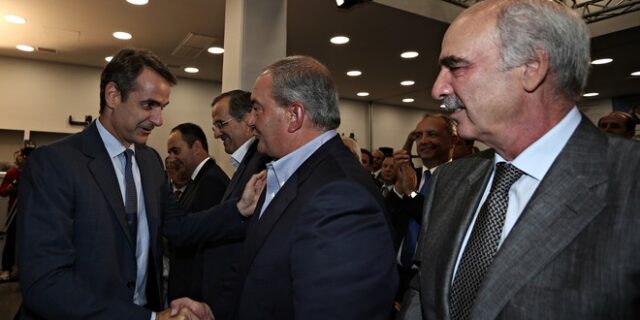 ΝΔ: Άνοιγμα Μητσοτάκη σε καραμανλικούς και αναποφάσιστους