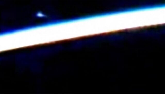 Βίντεο: Μυστηριώδες μπλε φως έκανε την NASA να ‘κόψει’ την live εικόνα από το διάστημα