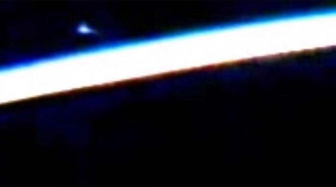Βίντεο: Μυστηριώδες μπλε φως έκανε την NASA να ‘κόψει’ την live εικόνα από το διάστημα